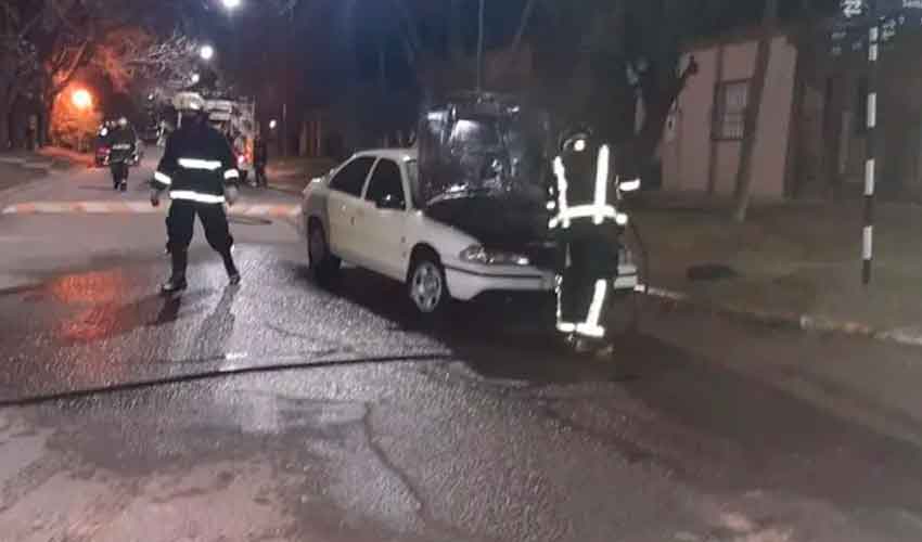 Una bombera resultó herida cuando apagaba el incendio de un auto