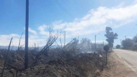 Un bombero recibió una descarga eléctrica mientras combatía un incendio