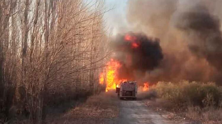 Un camión de bomberos se quemó y hospitalizaron a tres bomberos