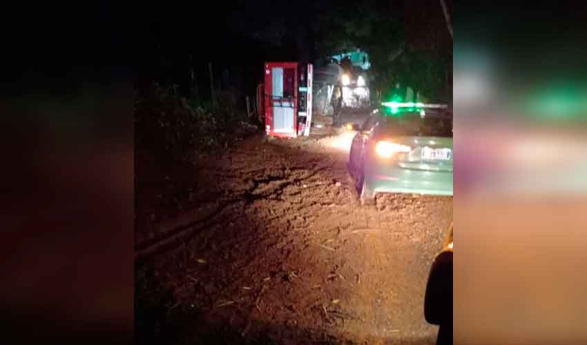 Dos bomberos lesionados deja volcamiento de carro de Bomberos