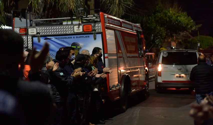 Ultimo adiós a los tres bomberos voluntarios que murieron en el incendio de Caseros