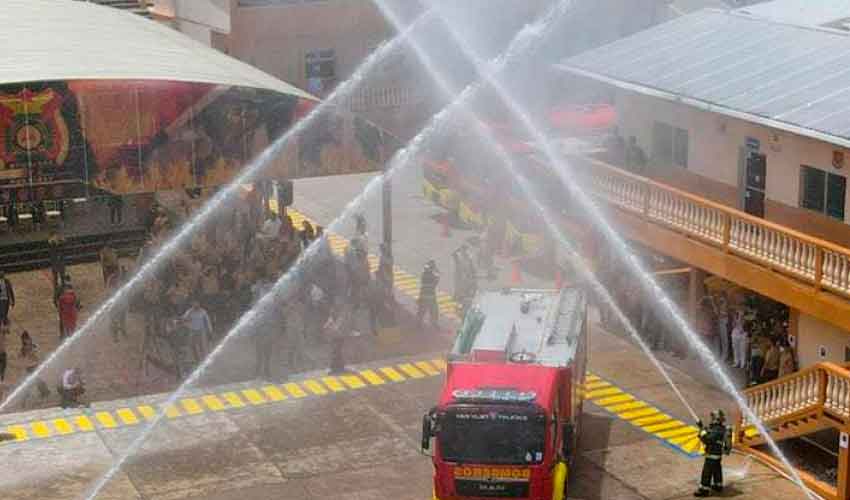 Bomberos recibe modernos vehículos que fortalecerán combate de incendios
