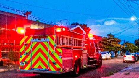 Manifestantes atacan al Cuerpo de Bomberos durante marcha