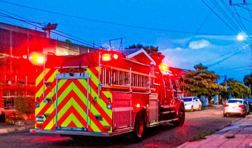 Manifestantes atacan al Cuerpo de Bomberos durante marcha