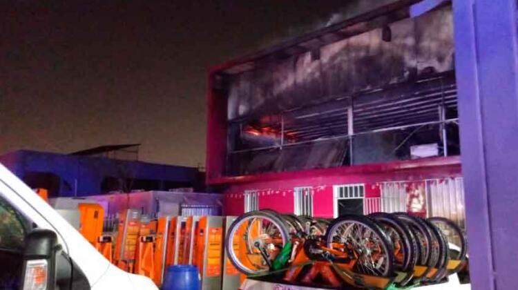 Dos bomberos lesionados en gigantesco incendio en bodega de bicicletas