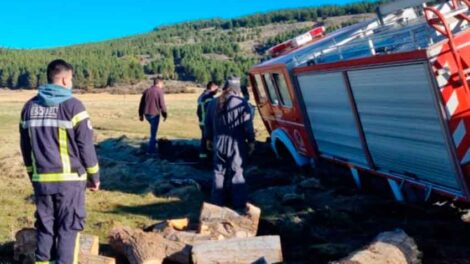 Un camión de Bomberos Voluntarios de Esquel quedó encajado