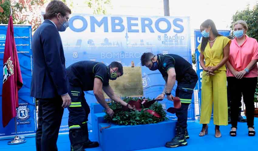 Homenaje a los bomberos fallecidos en el incendio de los Almacenes Arias
