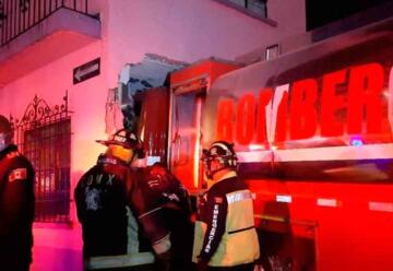 Carro de bomberos se mete a casa en Constituyentes tras chocar contra tráiler