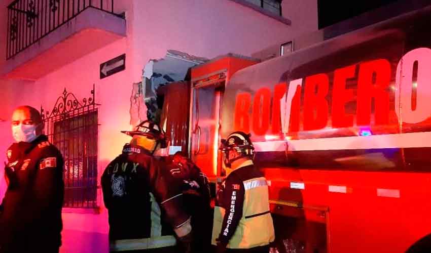 Carro de bomberos se mete a casa en Constituyentes tras chocar contra tráiler