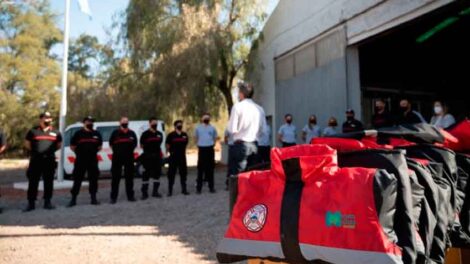 Bomberos voluntarios de la Ciudad recibieron camperas