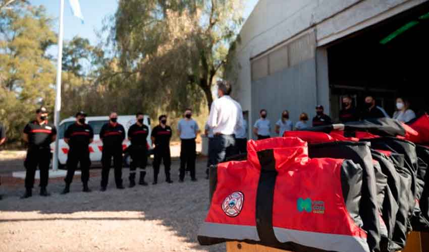 Bomberos voluntarios de la Ciudad recibieron camperas