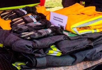 Bomberos Quito dona equipamiento a cuerpos de bomberos del país