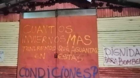 Bomberos de Lonquimay protestan por mejores condiciones de infraestructura 