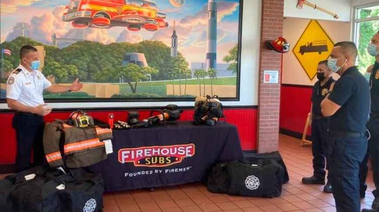 Firehouse Subs hace entrega de equipos de rescate a bomberos de Bayamón
