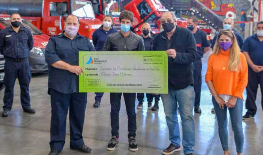 Entregan un subsidio a Bomberos para adquirir una lancha para combatir incendios