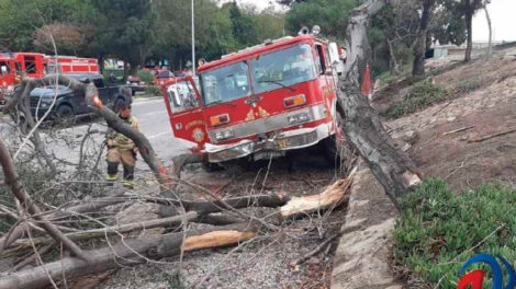 Unidad de bomberos se sale del camino tras quedarse sin frenos