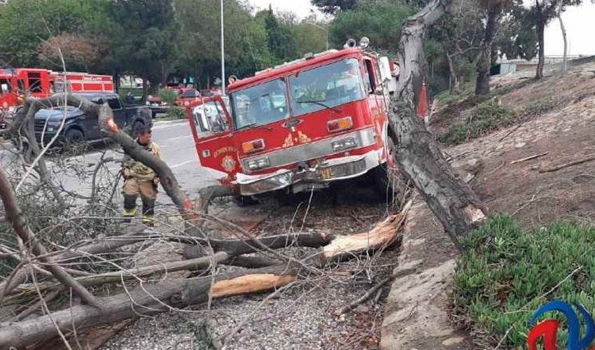Unidad de bomberos se sale del camino tras quedarse sin frenos
