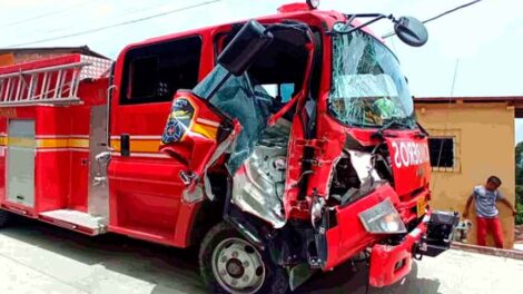 Carro de bomberos de Fredonia se chocó contra camión de basuras