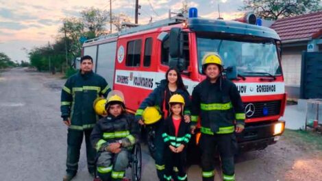 Bomberos sorprendieron a un pequeño para celebrar su cumpleaños
