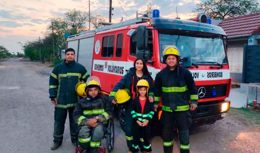 Bomberos sorprendieron a un pequeño para celebrar su cumpleaños