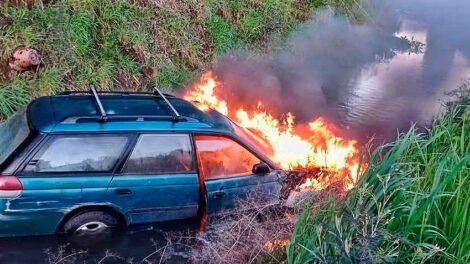 Conductor agrede y amenaza a Bomberos tras haberlo rescatado