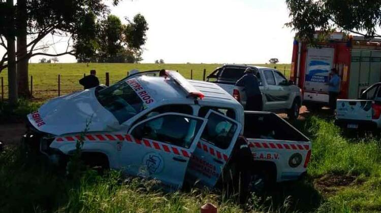 Camioneta perteneciente a la Federación de Bomberos sufre accidente