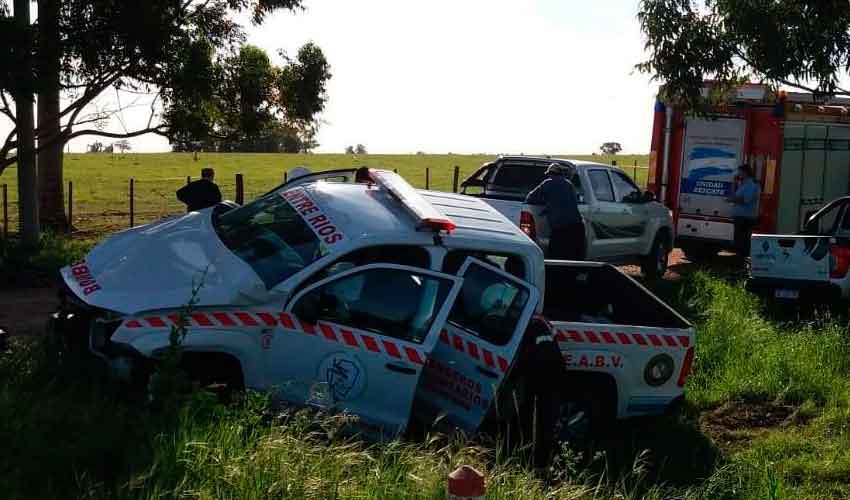 Camioneta pertenece a Federación de Bomberos sufre accidente