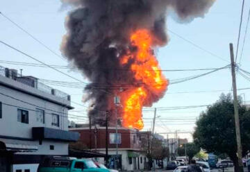 Bomberos controlaron voraz incendio en una fábrica de pinturas