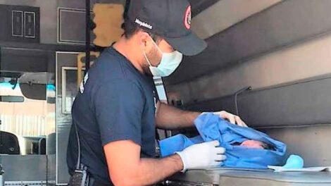 Bomberos voluntarios auxilian a mujer en labor de parto