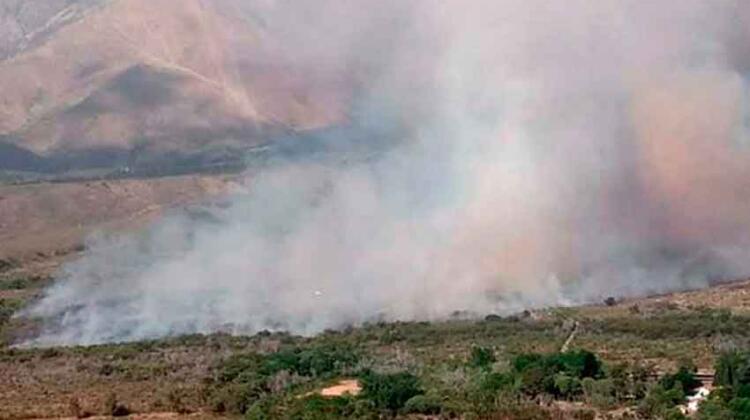 Bomberos combaten un incendio en el Valle de Traslasierra