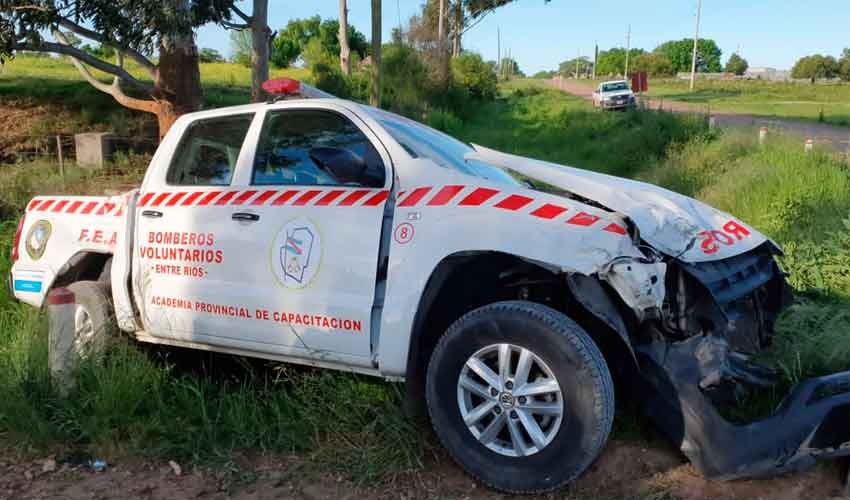 Camioneta pertenece a Federación de Bomberos sufre accidente