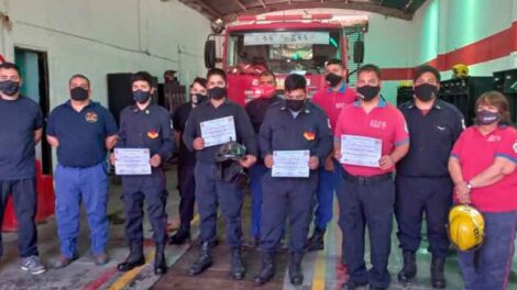 Bomberos arriesgaron su vida en un incendio y fueron homenajeados