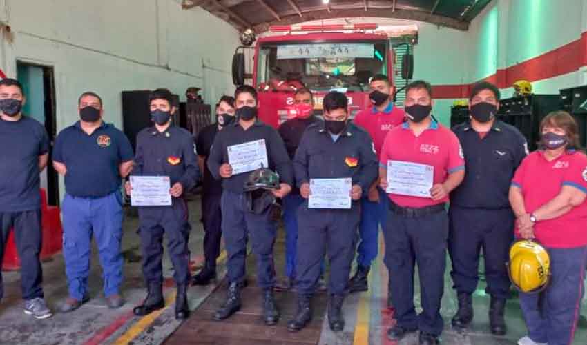 Bomberos arriesgaron su vida en un incendio y fueron homenajeados