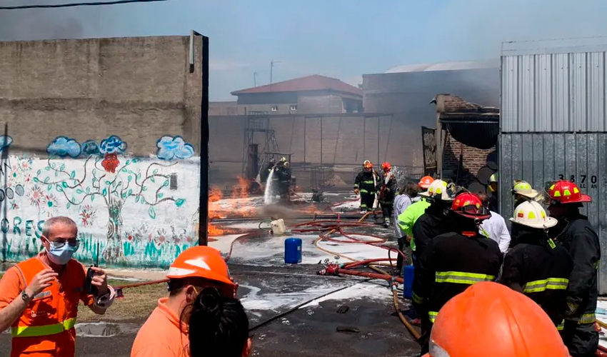 Bomberos controlaron voraz incendio en una fábrica de pinturas