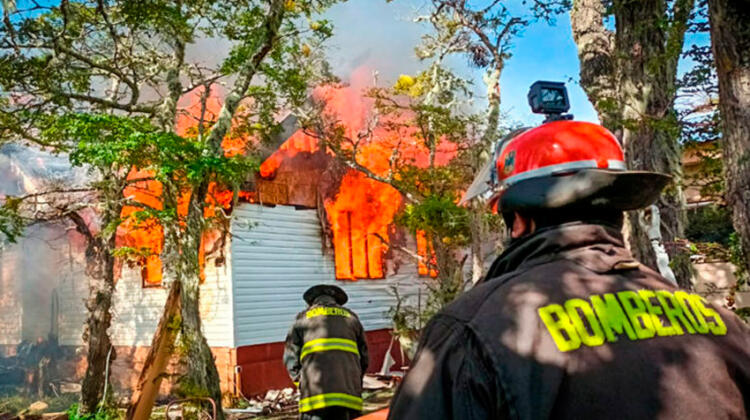 Un bomberos lesionado y una casa destruida dejó incendio