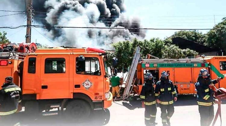 Bomberos combatieron un gran incendio en una fábrica de Villa Elisa