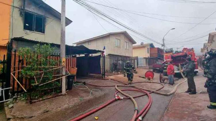 Cinco bomberos resultan electrocutados en incendio