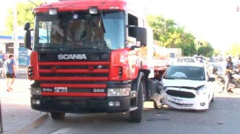 Chocaron bomberos que iban al incendio del Paseo Costero