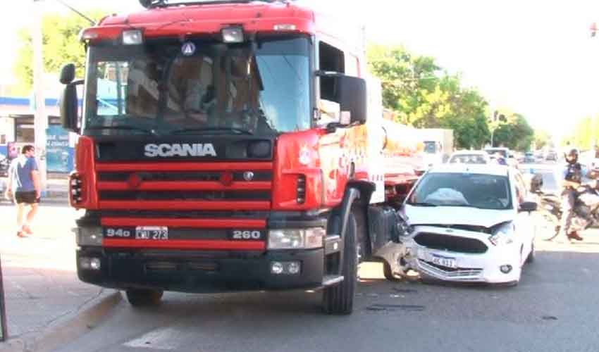 Chocaron bomberos que iban al incendio del Paseo Costero