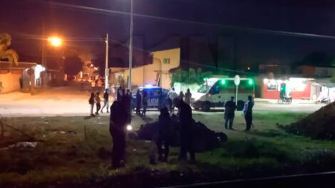 Bomberos evitaron que una mujer se quitara la vida en las vías cuando venía el tren