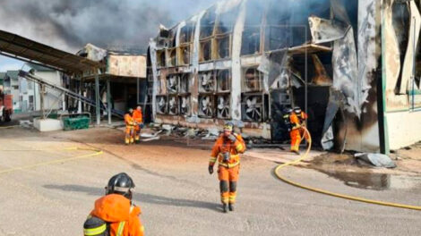 Dos bomberos heridos en la extinción de un incendio en una granja avícola