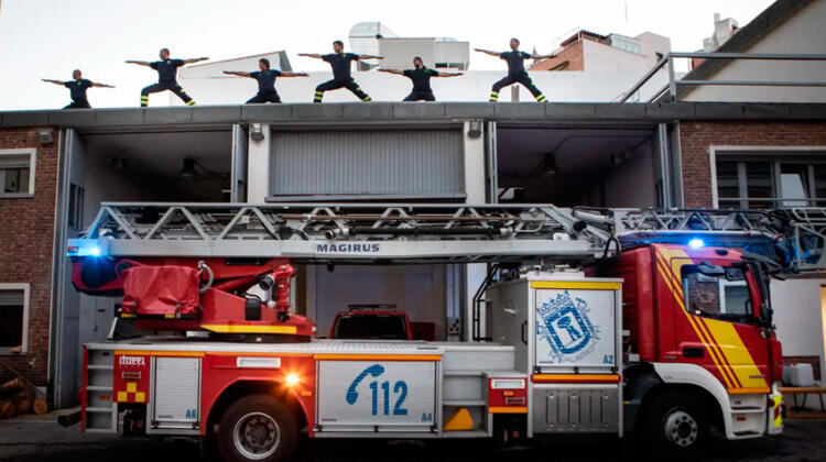 Yoga en el tejado del parque de bomberos en Madrid