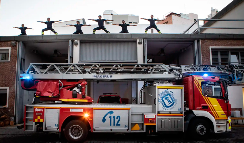 Yoga en el tejado del parque de bomberos en Madrid