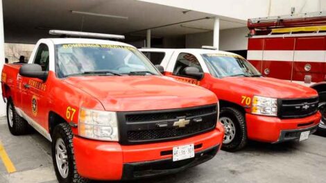 Donan KCSM y Club Rotario Metropolitano 3 camionetas a Bomberos