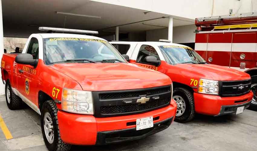Donan KCSM y Club Rotario Metropolitano 3 camionetas a Bomberos
