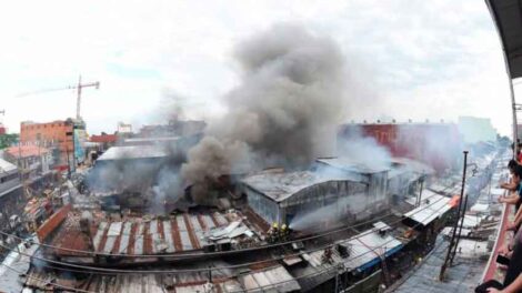 Bomberos contiene el fuego que afectó a decenas de locales