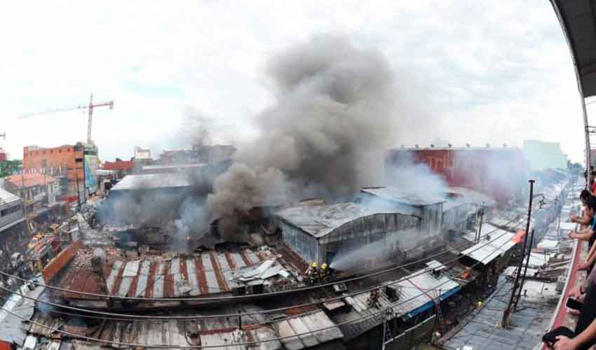 Bomberos contiene el fuego que afectó a decenas de locales