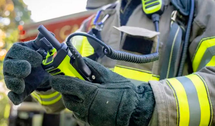 Tecnología: Esta es la nueva radio para bomberos que resiste al fuego
