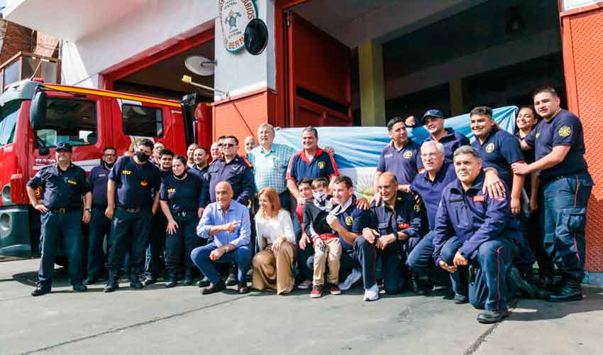 Bomberos de Bernal recibió con honores a David Cassani