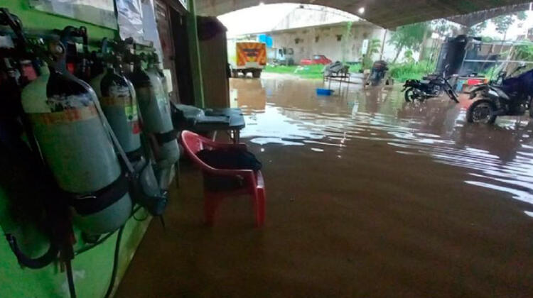 Se inunda el cuartel de Bomberos en Trinidad tras fuerte lluvia